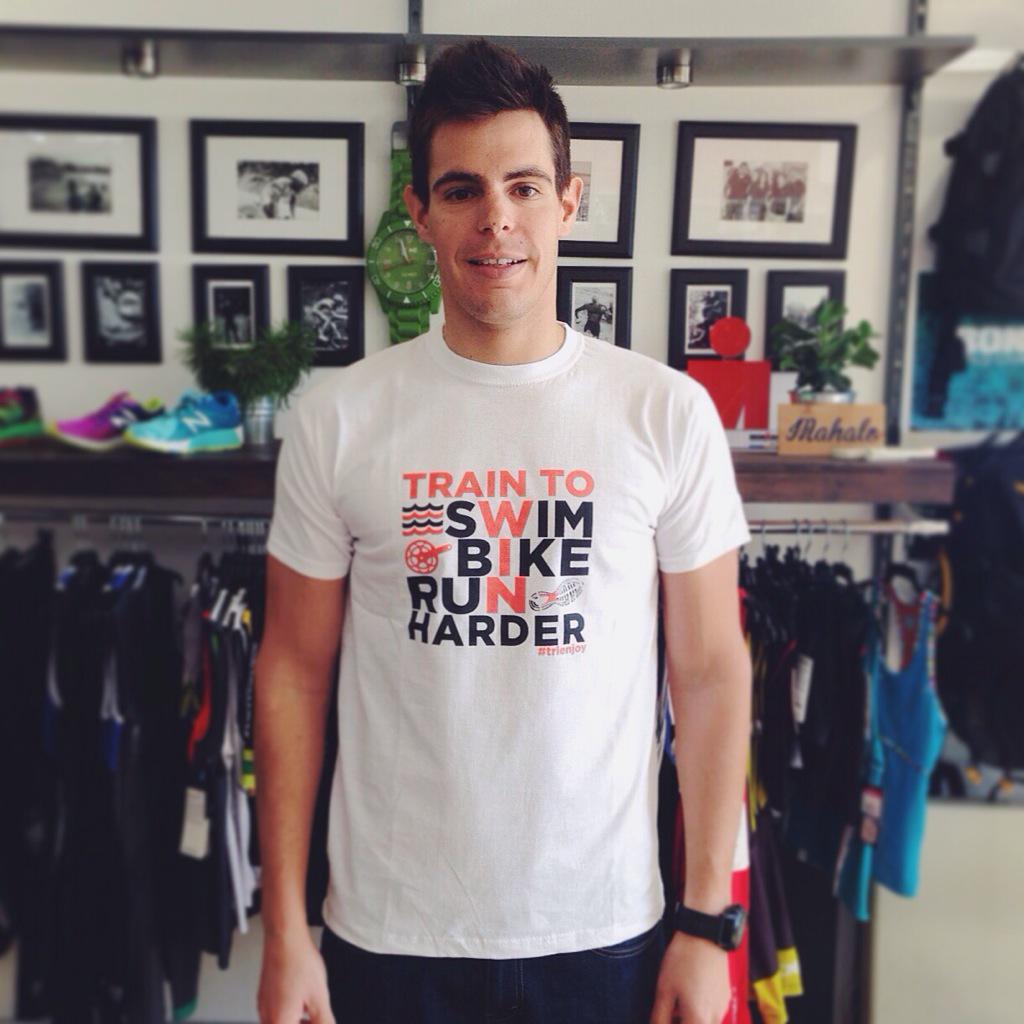 Trienjoy's tweet photo. Esta mañana hemos recibido las nuevas camisetas de #trienjoy: Train to swim bike run harder http://t.co/WrOmk1rc6U