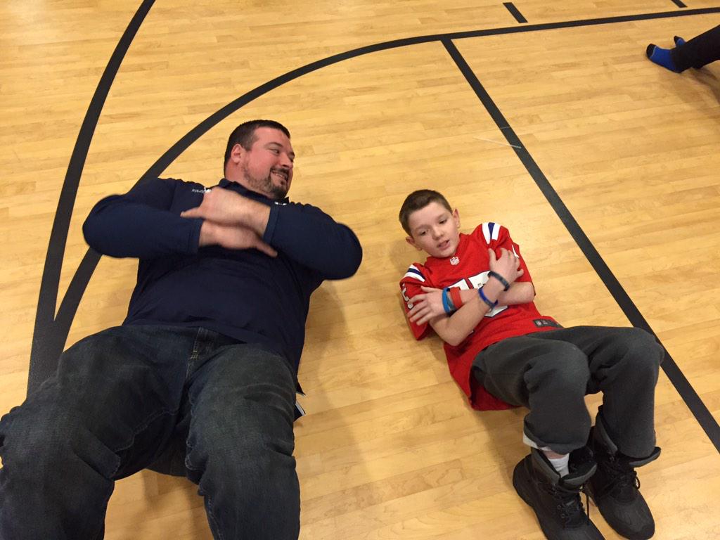 thehomeorg's tweet photo. Crunch time! @Andruzzi63 stopped by @thehomeorg #LongviewFarm for a special day of #fitness #nutrition #fun http://t.co/ef03i2YYjM