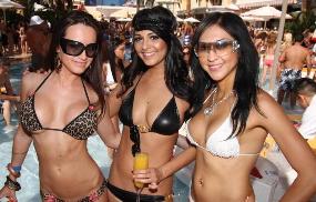bachelorten's tweet photo. The first #Vegas pool accouchements are here to warm you, from #EaterLV. B10 can guide you: http://t.co/AGr4ElCdRV http://t.co/4UBDejYFyQ