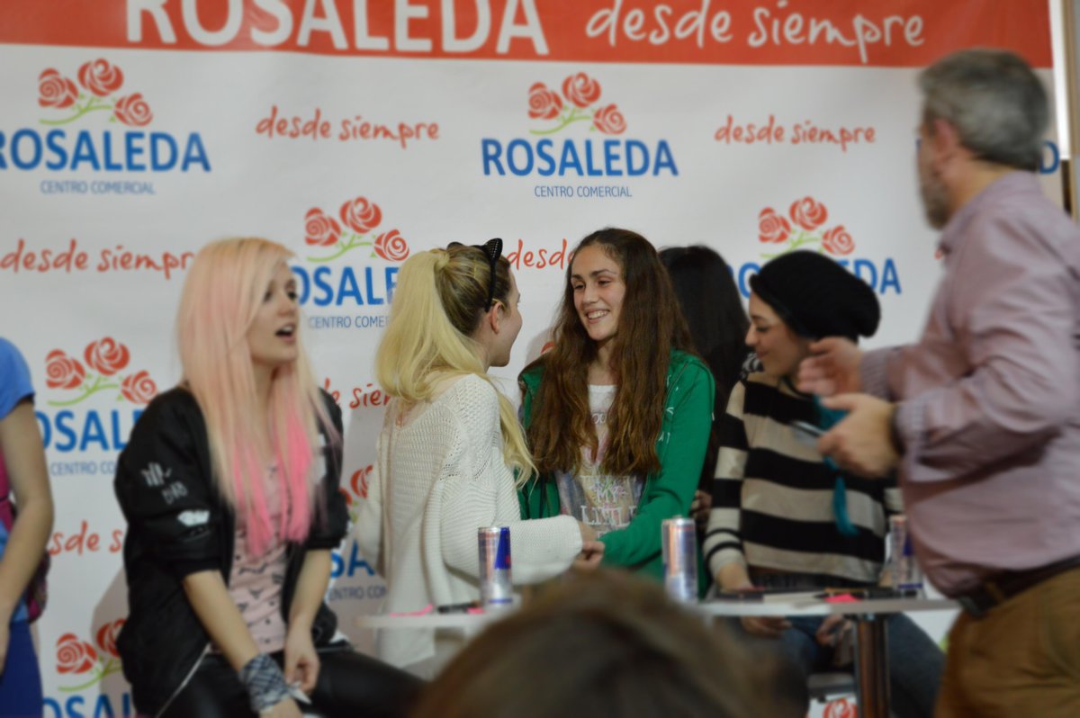 CFOSoniaAnd's tweet image. ¿Alguien conoce a esta chica? Tengo muchas fotos de ella abrazando a las chicas y es una pena que no las tenga
🔥
RT
🔥