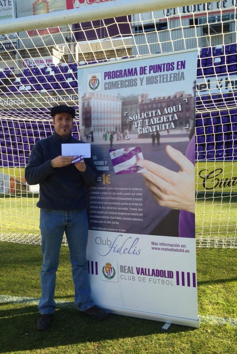 ClubFidelis's tweet photo. Jesus, Alberto, Carlos y Sonia. Los primeros ganadores del sorteo #PasionBlanquivioleta @realvalladolid. Enhorabuena! http://t.co/vsdle19MWU