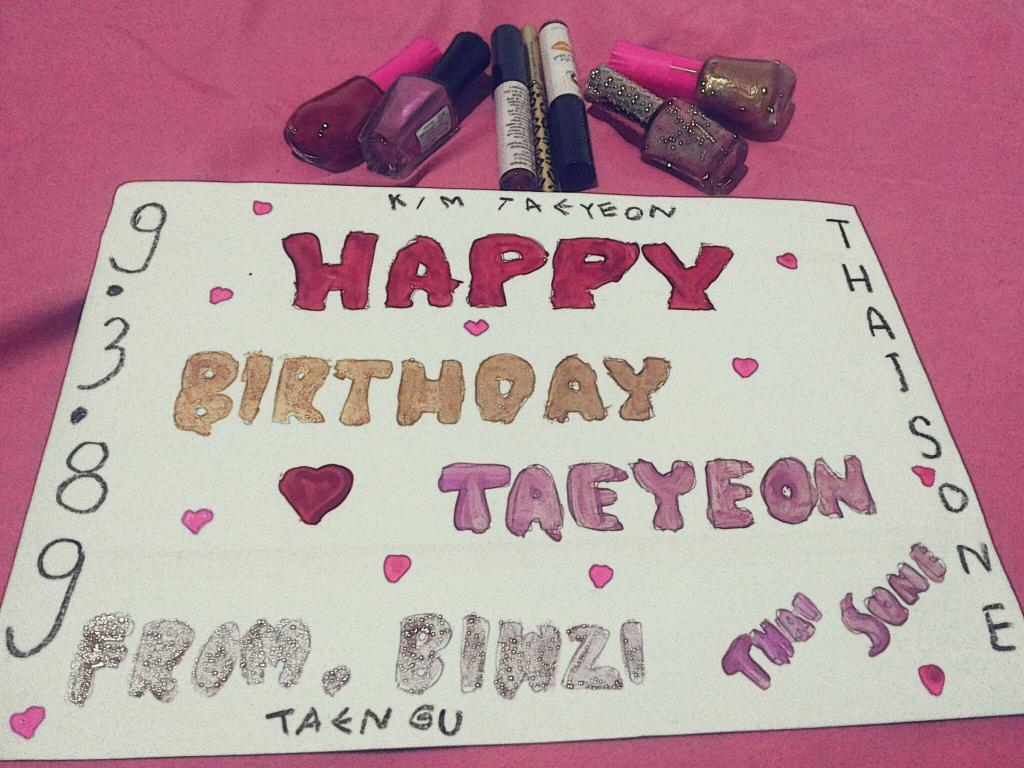 BIWTI_900603's tweet image. เจียดเวลางาน เพื่อเมน 8 ปี
ทำจากใจ ใช้สิ่งที่แทขาดไม่ได้ 
สีทาเล็บ ดินสอเขียนคิ้ว ตินท์ @starcrossed309 #TYIGProject