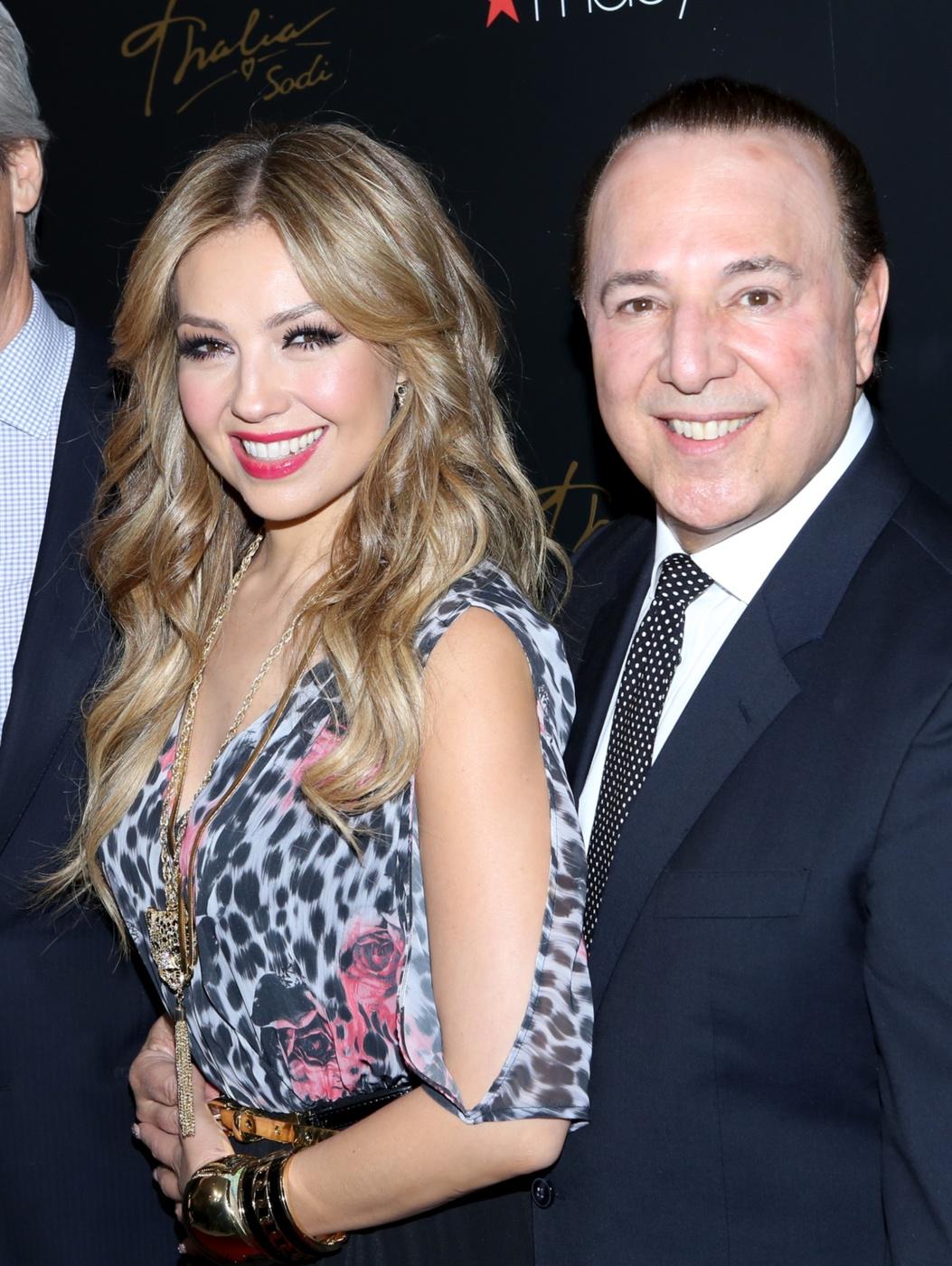 Auroch barricada Especificado Latinx Now! on Twitter: "#Thalia con su esposo Tommy Mottola en el  lanzamiento de su línea de ropa “Thalia Sodi Collection”.  http://t.co/cn092aJOQ8" / Twitter