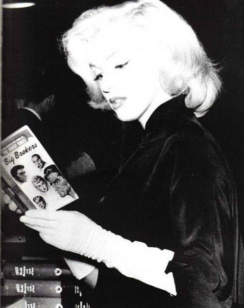 StoreEbook's tweet image. Beautiful Marilyn Monroe :3

#woman #book #reading #beautiful #MarilynMonroe ebookstore.mobi