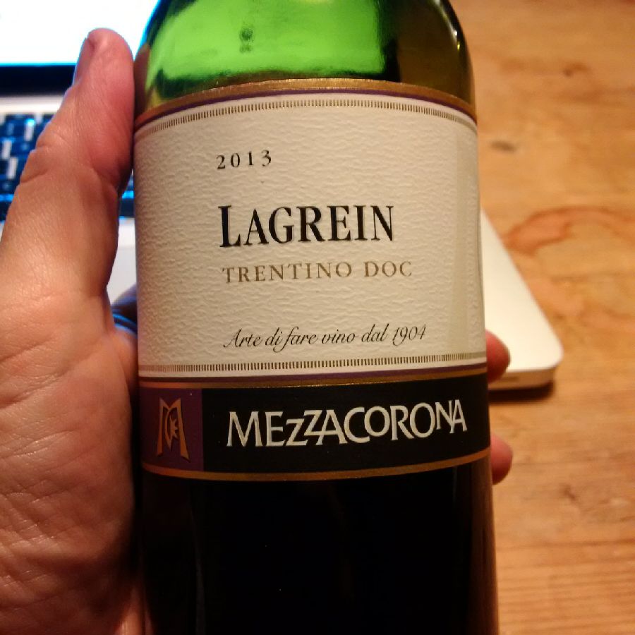 Deze van <a href="/jumbowijn/">Jumbowijn</a>, kun je gerust drinken. Autochtone druif uit Trentino. <a href="/MezzacoronaWine/">Mezzacorona Wine</a> #lagrein, prima wijn