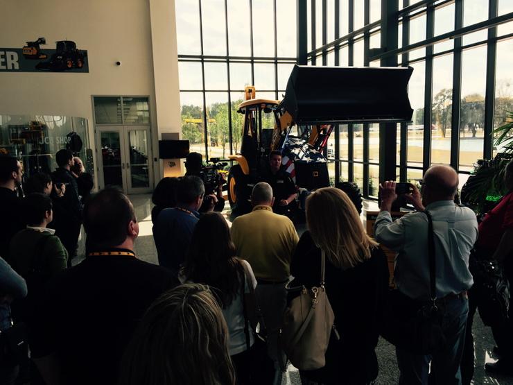 NothingButNette's tweet photo. @JCBna unveils new 3CX backhoe loader built in Savannah #jcbfielddays http://t.co/reLi43OIvG