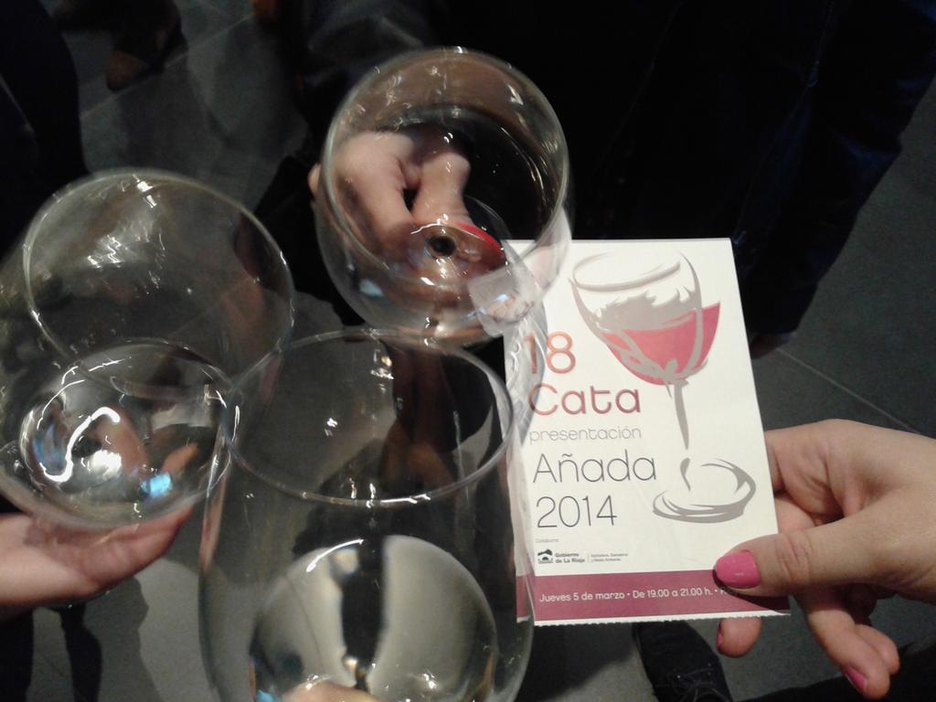 SoniaLacanal's tweet photo. De catas con @itzi_91 @nekane10 @mariiatudela #jueves http://t.co/VZmqO3iHgl