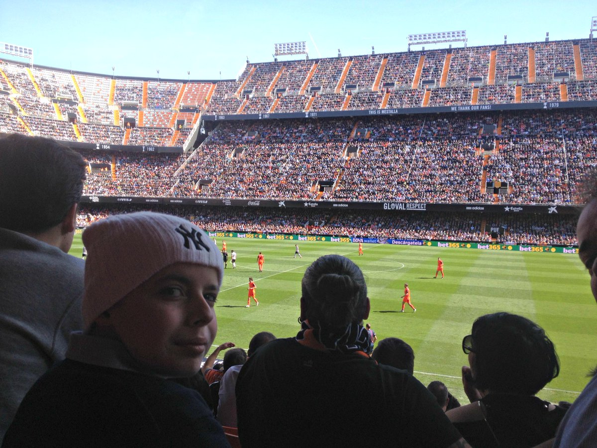 CasaRonaldVLC's tweet photo. ¡El domingo organizamos una sorpresa para Nacho! Disfrutar en #Mestalla de su pasión: @valenciacf y encima ganó ;) http://t.co/5weXvIclml