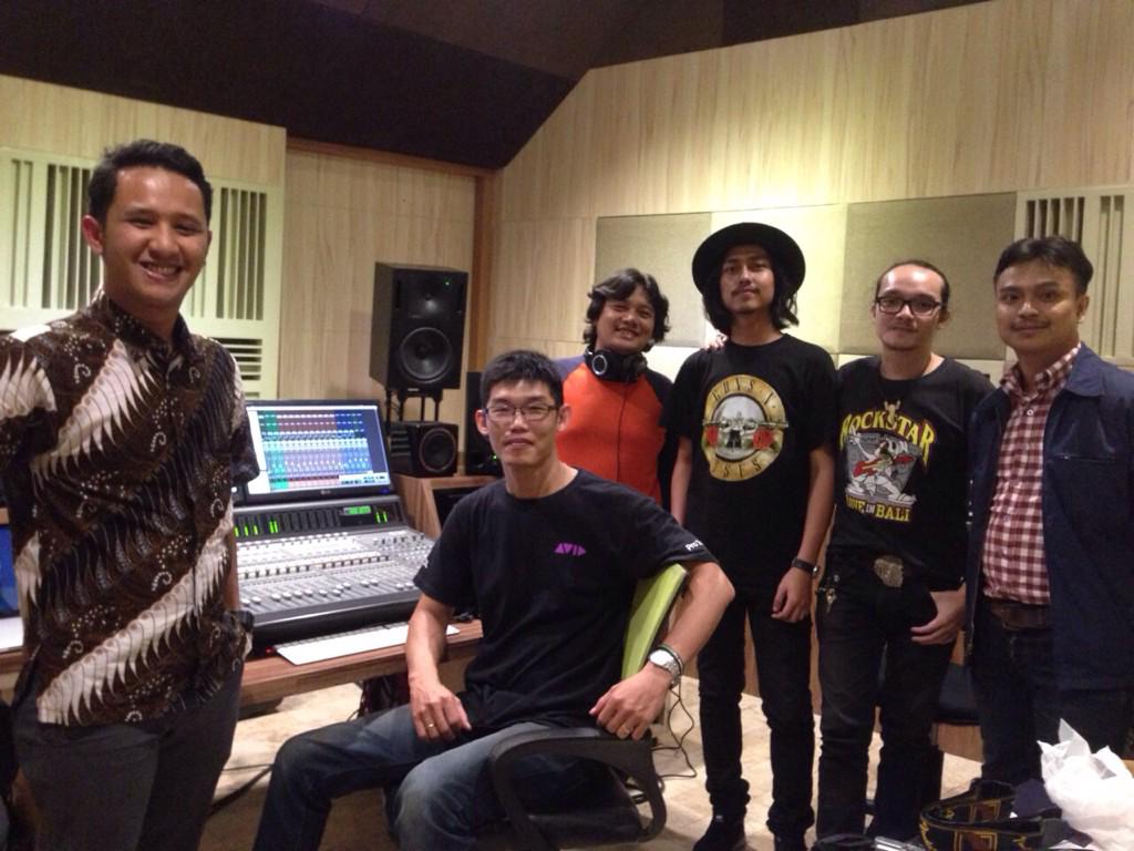 studionyacapung's tweet photo. rekaman new single @ALLEIAmusic di @BASEAUDIOCLASS -yu semangat http://t.co/C3K3f9JQho