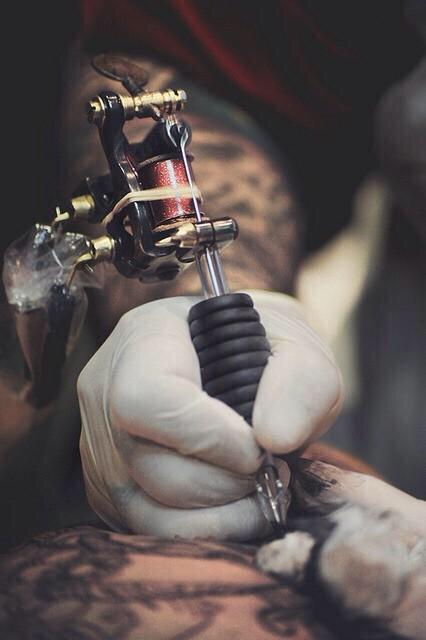 PeopleTattoos's tweet photo. The greatest feeling 💉🙌👌 http://t.co/5jAuRv7wgD