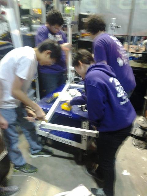 Spectrum3847's tweet photo. Still building #MidSeasonRebuild #Only2HoursLeft @ARFRCRegional @FRCTeams http://t.co/turysOK987