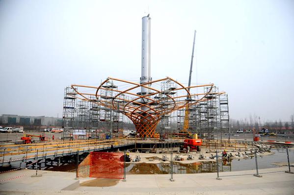 Expo2015Milano's tweet image. #Expo2015. Innalzato l’Albero della Vita, opera contemporanea con radici nel Rinascimento expo2015.org/it/news/innalz…