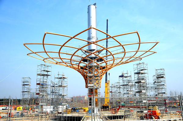 Expo2015Milano's tweet image. #Expo2015. Innalzato l’Albero della Vita, opera contemporanea con radici nel Rinascimento expo2015.org/it/news/innalz…