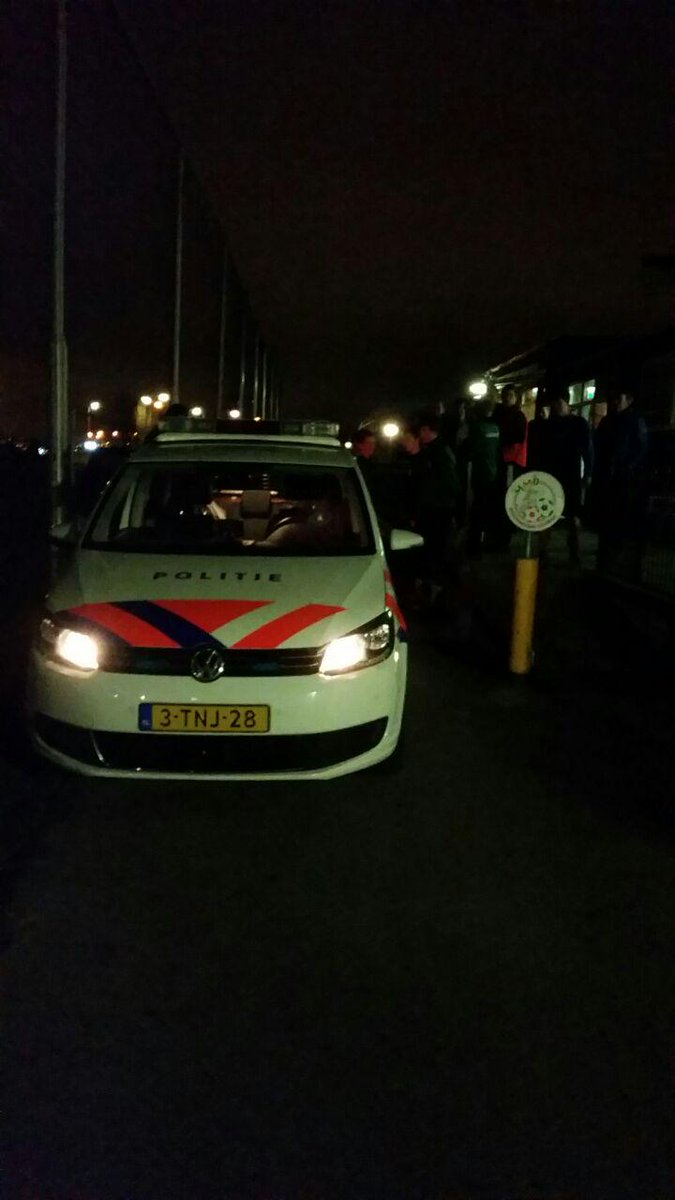 rtvsportlokaal's tweet photo. De politie is inmiddels ter plaatse bij @MMOHoogmade . Men zoekt nog naar 2 inbrekers. (foto: Pascal Verschoor) http://t.co/POt29P86ww