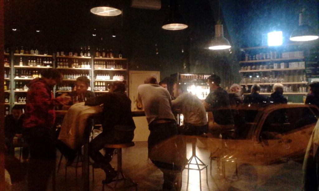 MajstorZaPivo's tweet photo. Unutra je zabava...#dorćol #beogradnoću #pivoteka http://t.co/x9aDYHAIwF
