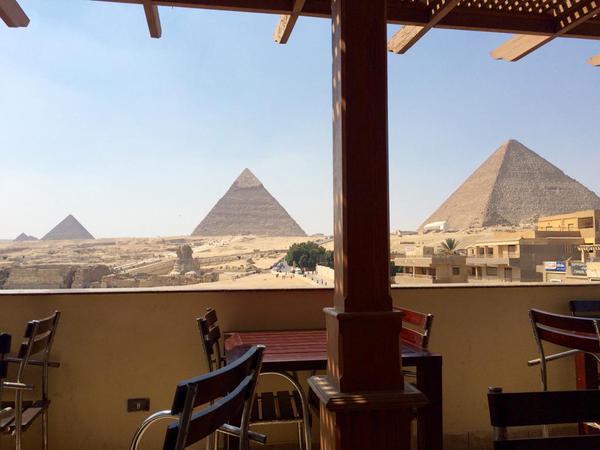 TheMindBlowing's tweet photo. This is the view from the Pizza Hut balcony in Egypt. http://t.co/QtnyTpYdwy