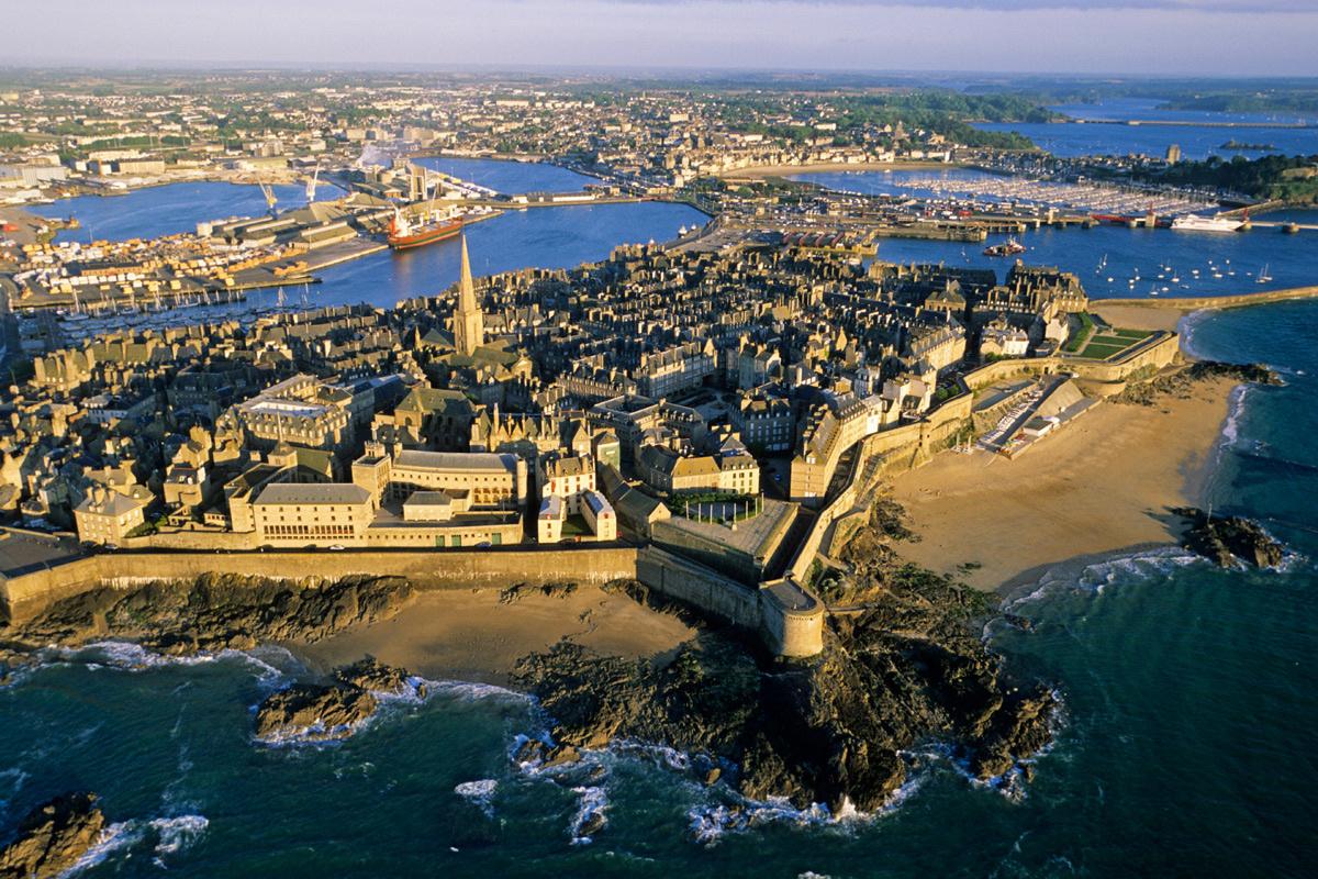 Saint malo Франция. Сен-мало Бретань Франция. Сен-мало крепость Франция. Порт сен мало в Бретани