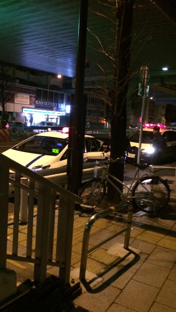 神崎 Sos表示をしているタクシーを初めて見た 路肩に停車していて 横にはすでにパトカーがあり3人の警官がタクシーを囲んでいた 運転手にケガなどは無いようで 後部座席には酔っ払った感じの女性がぐったりと座っていた クスリか何かだろうか Http