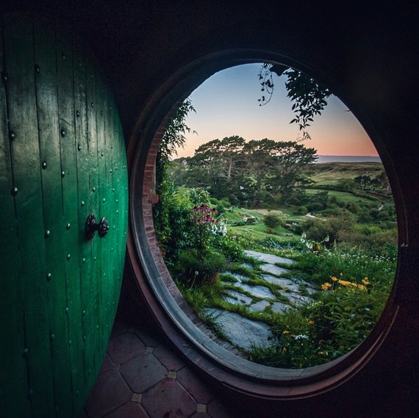 Drowley323's tweet photo. “@SophieBalaam: “@EarthPix: Hobbiton, New Zealand
Photo by Shaun Jeffers http://t.co/XHsvYtOClY” @Drowley323” YES!!! 🙌🌏