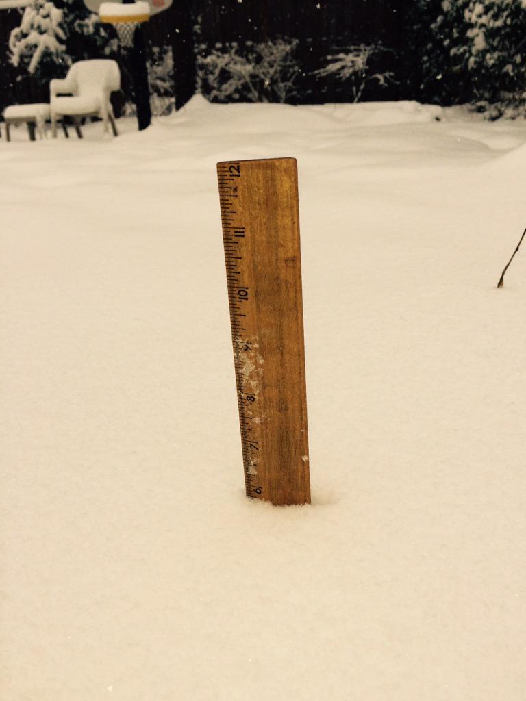 FireClimate's tweet image. Snowfall in western Arlington county at 4:30 @capitalweather 5.75" &amp;amp; appears to have a high water content