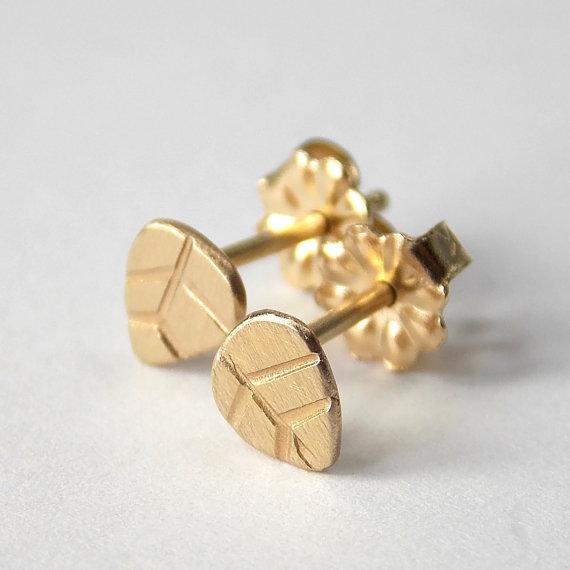 CraftyFeast's tweet photo. These tiny leaf post earrings by @CylleneJewelry are made out of recycled gold! #EtsyFind http://t.co/SYF9DY3GhB http://t.co/M7I2FmLuSg
