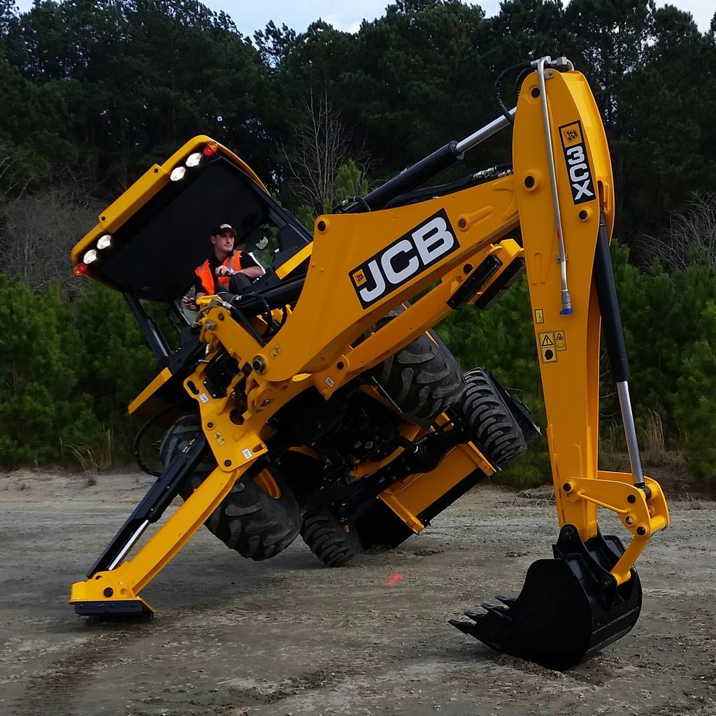 LandscapeMgmt's tweet photo. A @JCBna employee demonstrates the maneuverability of a 3CX backhoe #loader at #JCBFieldDays. http://t.co/pmF1xcppNr