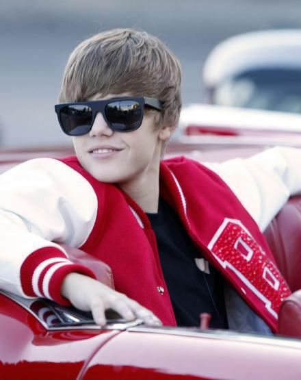 tributetweetss's tweet photo. Justin Bieber in red appreciation http://t.co/8z8yHuRd9z