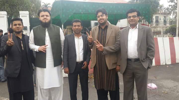 KhurramBhatti01's tweet photo. پنجاب اسمبلی کےباہرٹیم #PMLN کےہمراہ
#Senate4PMLN
@UsmanJanjua01 @fahimmangal @MALIKKASHIF23 @kzkashif01
شیرآیا(Y) http://t.co/6BPWGbjzlF