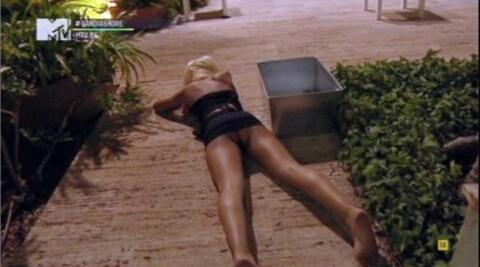 AsnoAsmaticoGH's tweet photo. Primeras imágenes de Ylenia fuera de la casa #Gala9GHVIP #HastaNunkYlenia http://t.co/iBz5sLKNX5