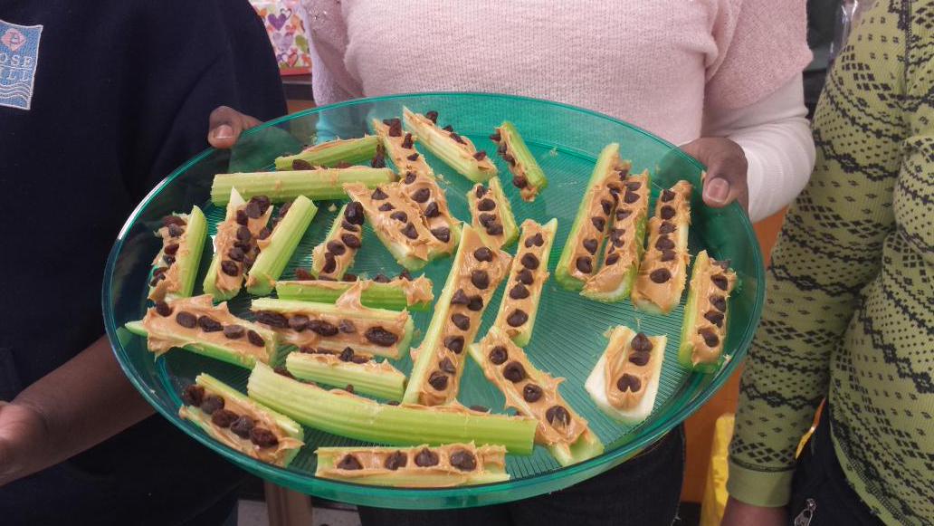 pjkurihara's tweet photo. Ants on a log! Healthy snack.  Mrs.  Krantz would be proud! # DLSclassrocks #LMS_spirit http://t.co/l82hbZdpVU