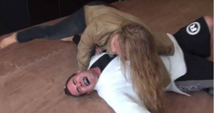 SinEmbargoMX's tweet image. #Video Luchadora campeona de la UFC quebró cuatro costillas a periodista que la entrevistaba sinembargo.mx/05-03-2015/127…