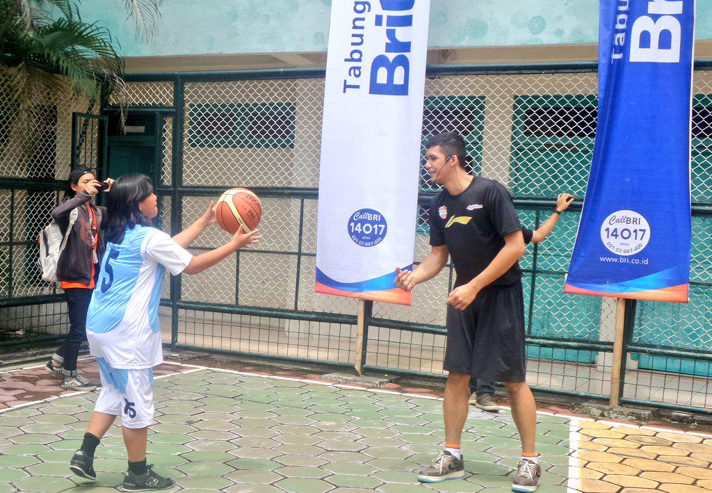 SatriaMudaIDN's tweet photo. Avan @robertusriza @KevinYonas42 sedang memberikan coaching clinic di SMP Institute Indonesia! #AllOut http://t.co/A3VrLeTGhF