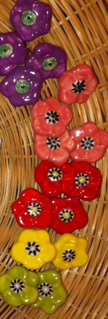 Button of the day 🎉 
Tiny little violet buttons