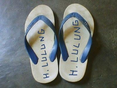 fr3nk's tweet photo. #Setdah #LOL "@fotodramer: Begini biar sendal gak ilang pas jumatan! #SaveHajiLulung http://t.co/E63Rig3Lur"