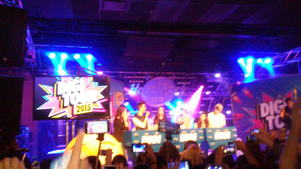 Yixing_Wang_'s tweet photo. My baes slayed tonite love you guys p.s. i wrote my social media on the bus by the bird its in a circle #YeetCrew http://t.co/VFwXCv0UsI