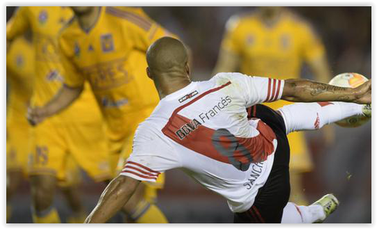 RiverLPM's tweet photo. Che Osvaldo, esta tijera si entró #RiverLaMete #ViatriSabeDeTijeras http://t.co/d1Bk8s3tcU