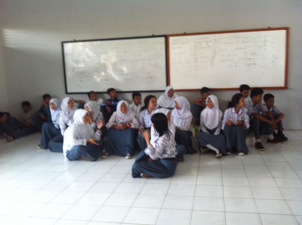 ElsoElsofo's tweet photo. Siap-siap buat besok ujian praktek seni budaya 🙈 http://t.co/XHTIW1F0Ep