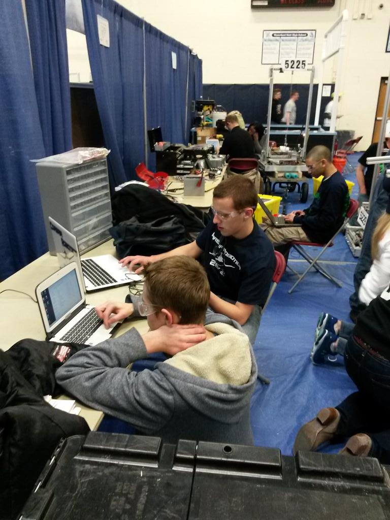 CorsairRobotics's tweet photo. Working together on an amazing bot! #omgrobots #frc67 #frc2612 #frc5233 #mottfrc http://t.co/ugOiZK3EiQ