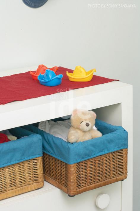 Penggunaan kain berwarna-warni sebagai pelengkap furnitur dpt sekaligus menjadi elemen dekoratif interior #kamaranak