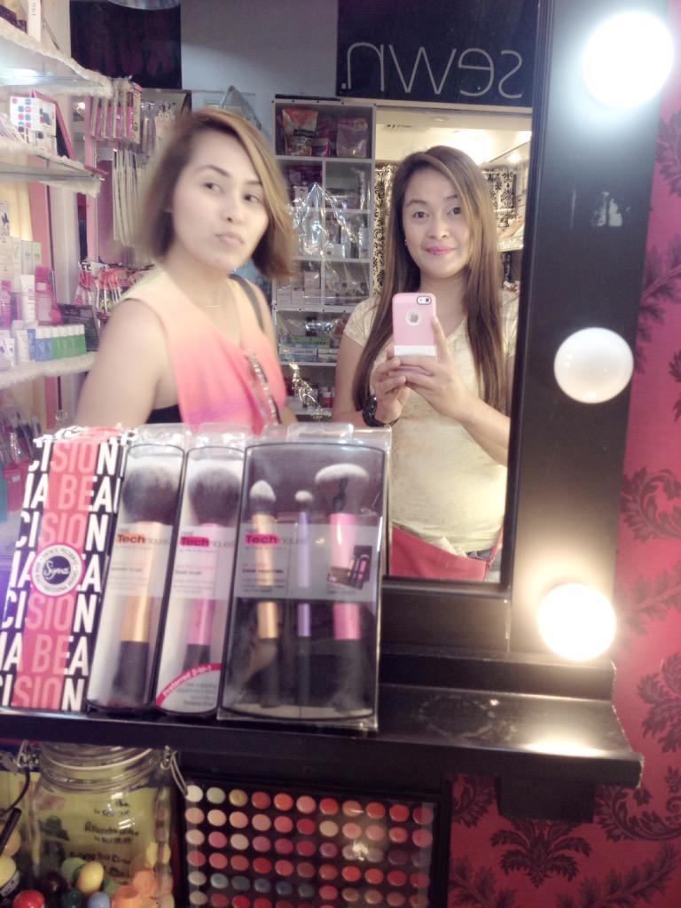 Jeddahtan's tweet photo. @catledesma17 👯💋 http://t.co/i5vof2BCVg