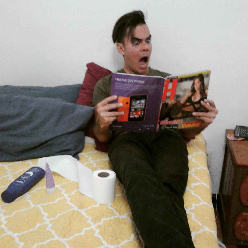PonchoYezka's tweet photo. Así me quede cuando vi a mi sexy @gwengl333 cuando la vi en la revista H!!
¿Ya tienen la suya? http://t.co/ZbH5vVOQyN