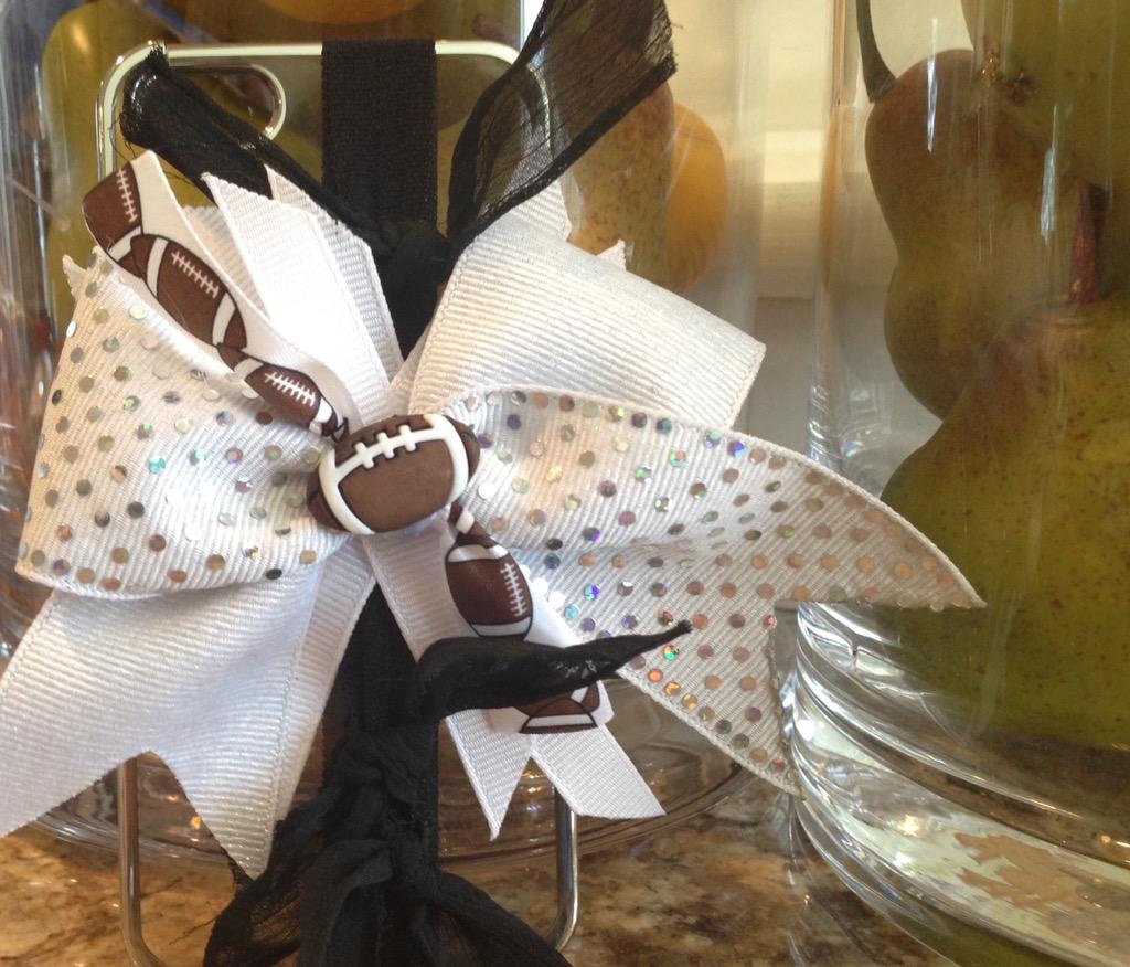 Lovemycasecandy's tweet photo. #cheerbow #CaseCandy Cheer Bow Case Candy + ur school colors 😍🏈🏀⚾️ http://t.co/dfbJhB0HCw