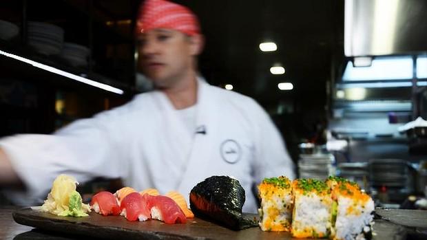 Chef Shaun Presland of <a href="/sakerestaurant/">Saké Restaurant</a> shows how to make 3 types of sushi in as many minutes. ow.ly/JZNl1