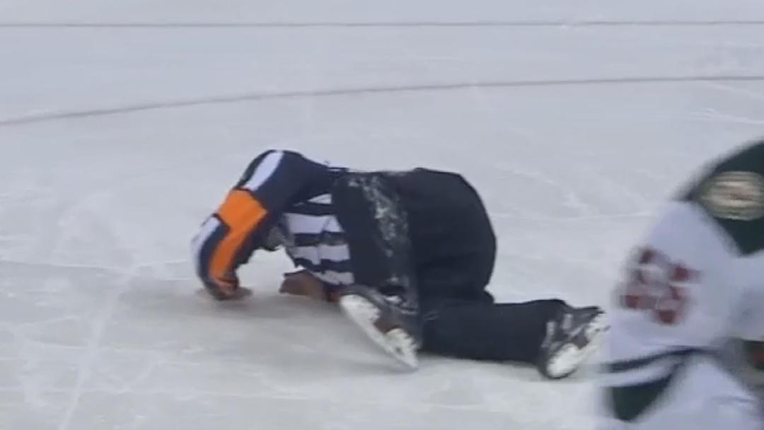 TVASports's tweet photo. L’arbitre Ian Walsh était au mauvais endroit, au mauvais moment. http://t.co/QzZj9fX3SL #OUCH http://t.co/olq36tDo4j