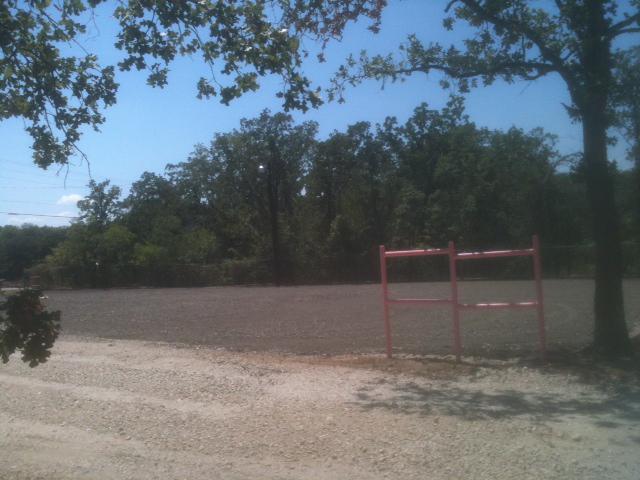 VENDORS, FOOD TRUCKS/TRAILERS - NEED A PLACE TO PARK  &amp; SELL YOUR PRODUCT? SPACE AVAILABLE ON MY LOT. GREAT TRAFFIC!