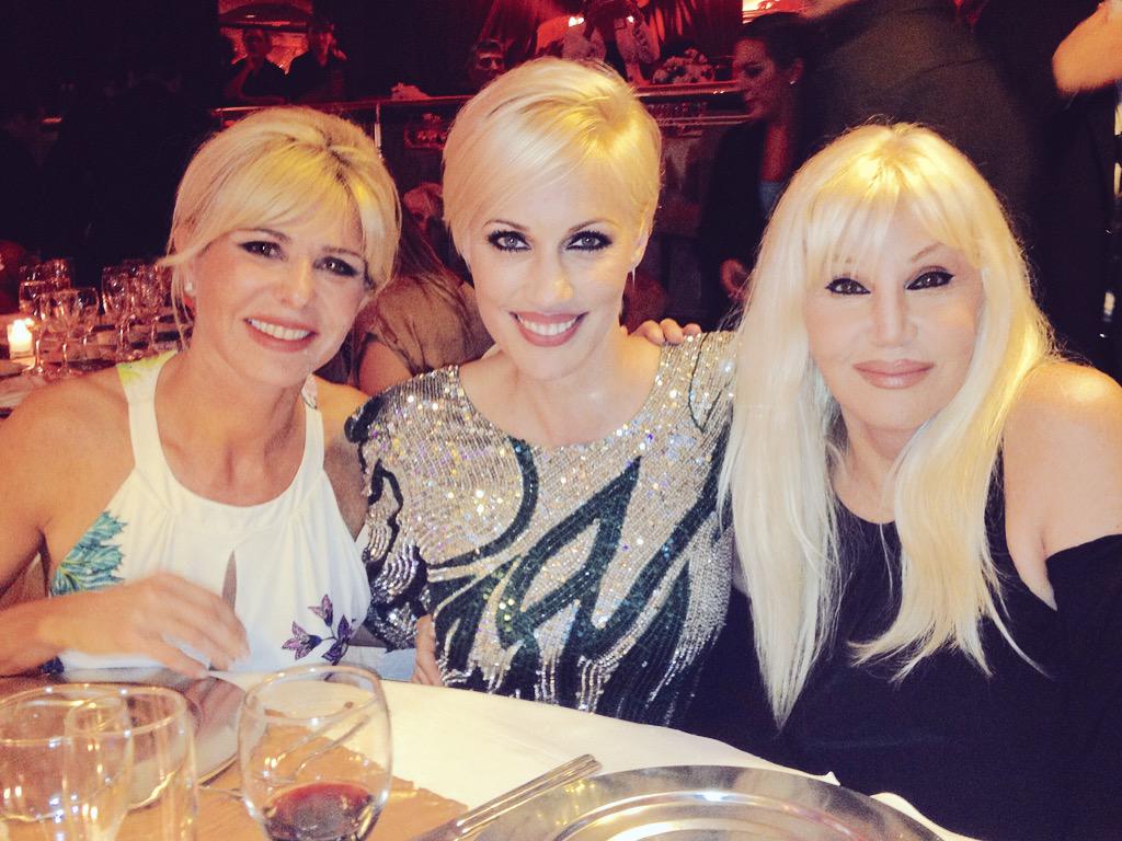 Junto a <a href="/Su_Gimenez/">Susana Gimenez</a> y <a href="/karinarabolini/">Karina Rabolini</a> disfrutando del aniversario de <a href="/CasinoVictoria/">CasinoVictoria</a> Hermosa noche!!