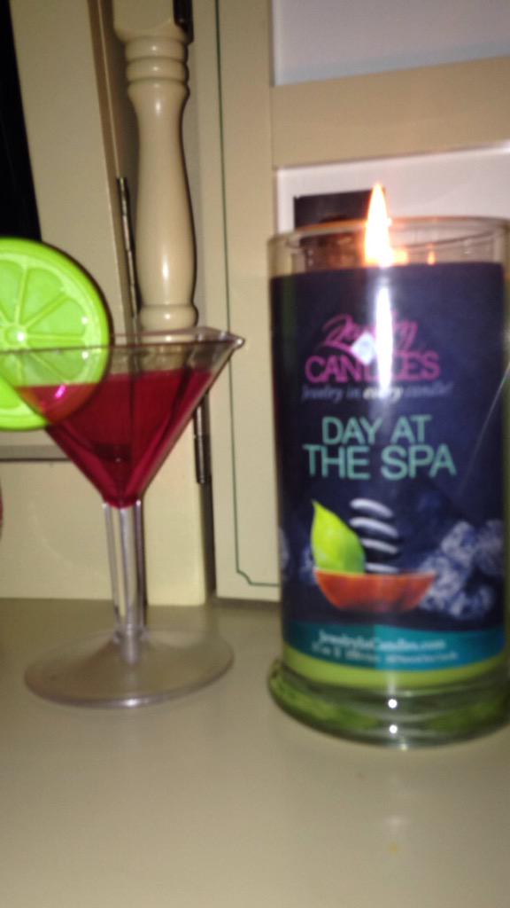 RidenerTina's tweet photo. In my weight room burning it!I love it Leslie it's beautiful smells so delicious!!!! #jewelryincandles @LEJ1974 🍀🌌🔥🔥🎇 http://t.co/B1E2LY0RsW