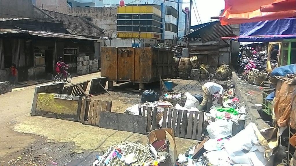 cleanactionid's tweet photo. Semangat wujudkan #PasarSae di #PasarKosambi #PilahSampah msh berlanjut & keren 06 Maret @ridwankamil @pasarkotabdg http://t.co/obkm2szdwJ
