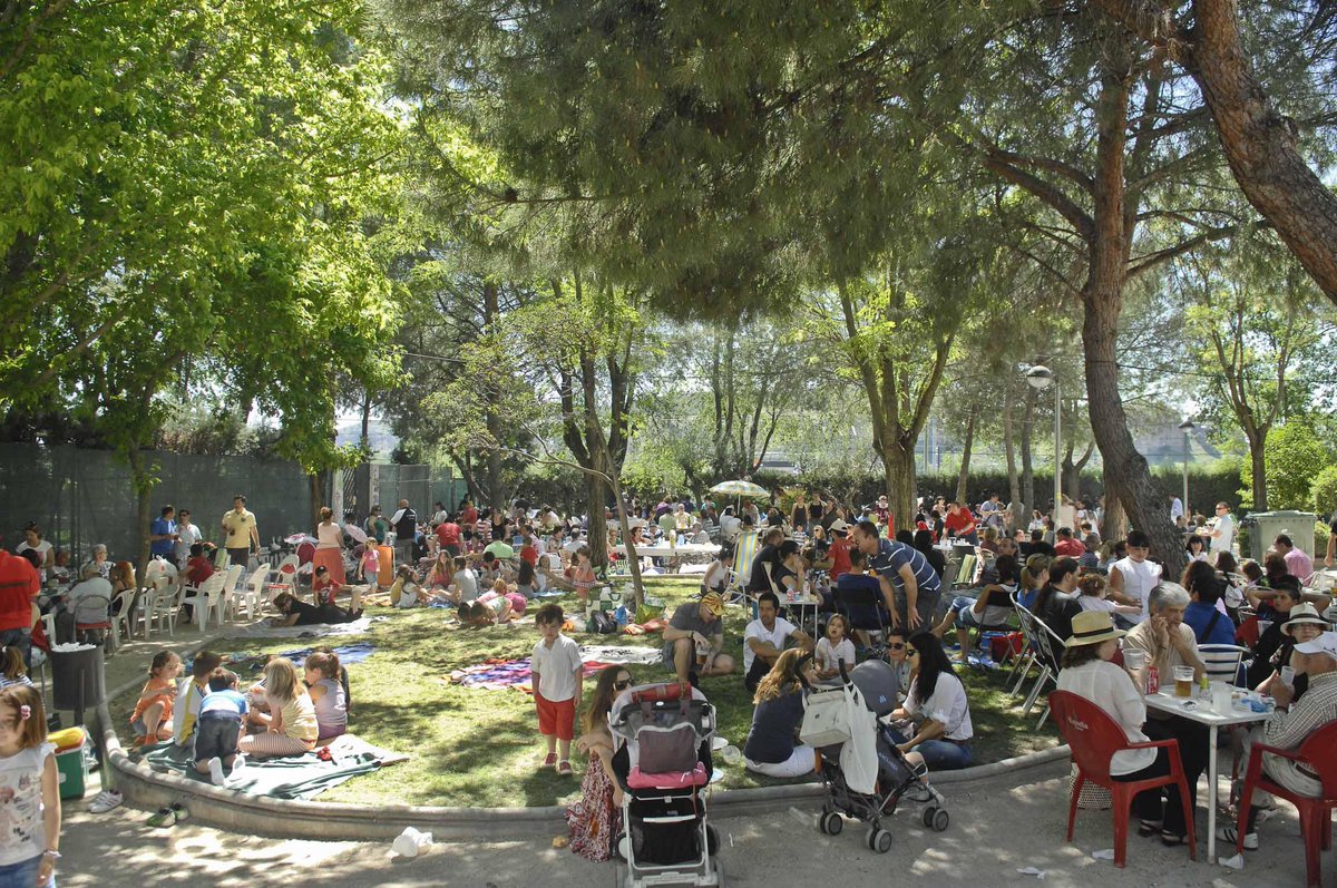 AytoRivas's tweet photo. Rivas cuenta con 80.000 árboles, 55.000 en la zona urbana. Y en breve se plantarán 2.500 más http://t.co/vP0KuCDFhw http://t.co/NfFY51OBE2