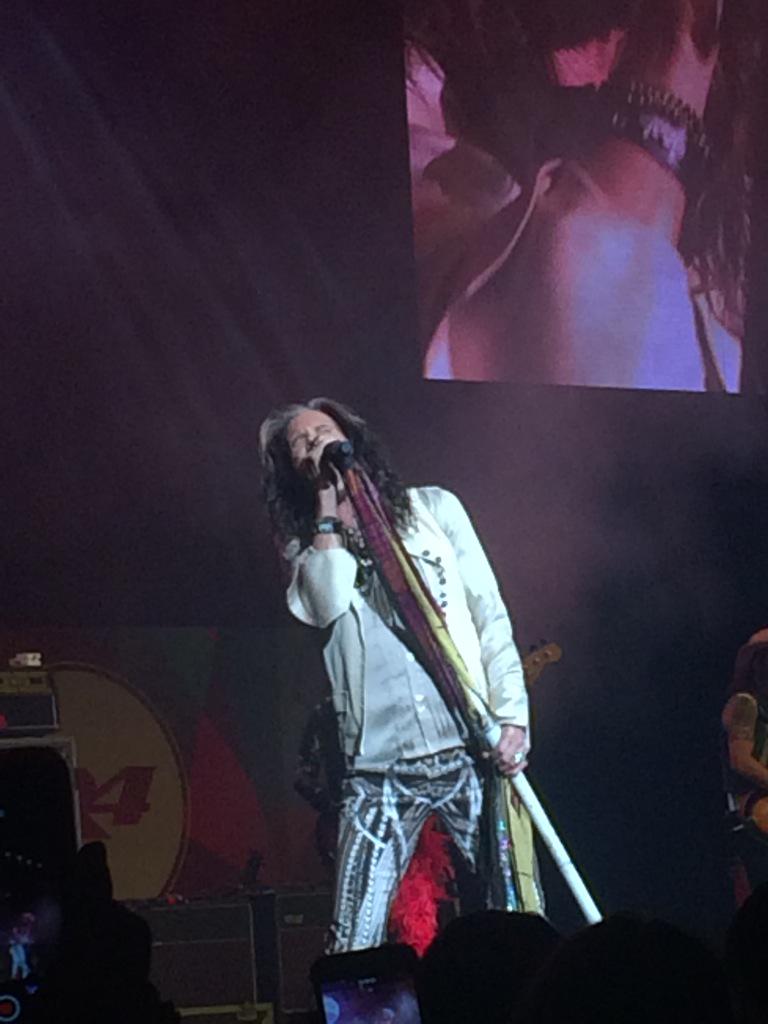 kwchim's tweet photo. "Are these pants baggy?" - Steven Tyler #r4 http://t.co/XLwQUvIh3m